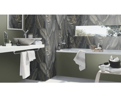 Badkamer met wastafel, bad en wand met plantenmotief