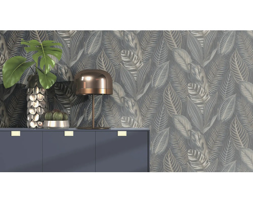 Decoratief interieur met plantenbehang, dressoir, lamp en kamerplanten