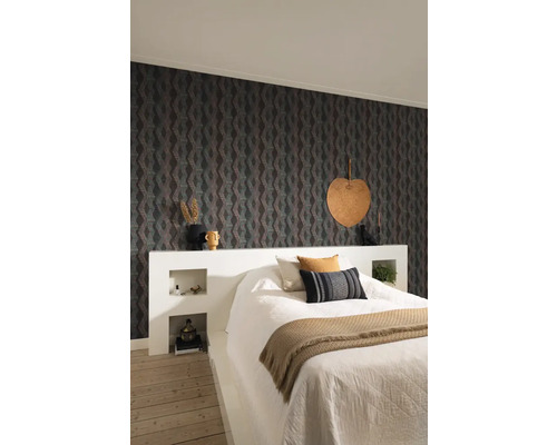 Slaapkamer met tweepersoonsbed, behang met patroon en nachtkastje met planken