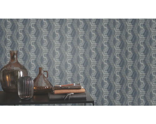 Close-up van een patroonbehang met vazen en boeken op een tafel