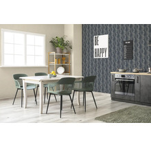 Eetkamer met eettafel, stoelen en aanrecht tegen een gestructureerd behang.