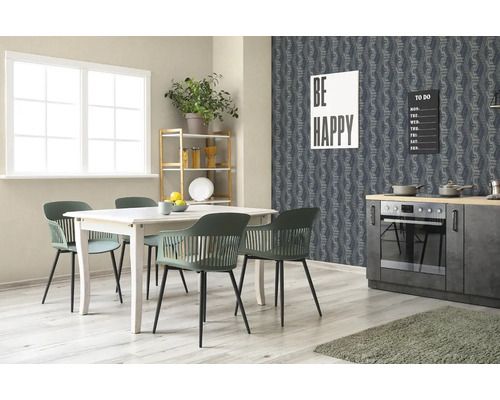 Eetkamer met eettafel, stoelen en aanrecht tegen een gestructureerd behang.