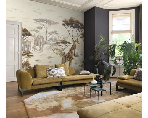 Woonkamer met patroonbehang, bank en vloerkleed