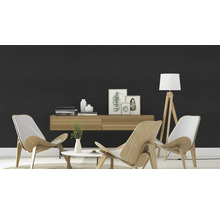 Woonkamer met twee houten stoelen, salontafel en staande lamp