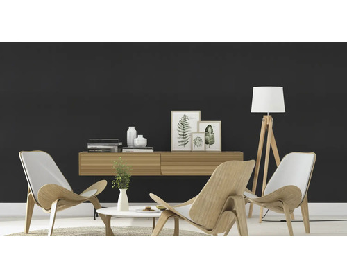 Woonkamer met twee houten stoelen, salontafel en staande lamp