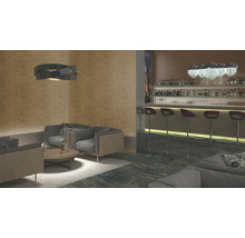 Interieur met zithoek en bar met barkrukken