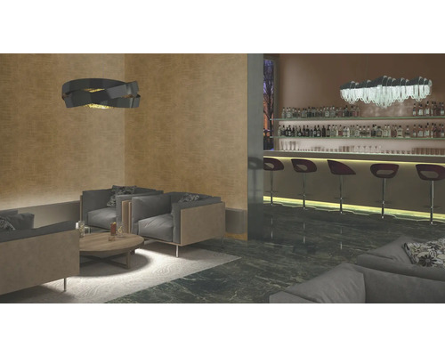 Interieur met zithoek en bar met barkrukken