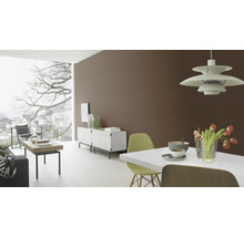 Woonkamer met eettafel, stoelen, dressoir en groot raam