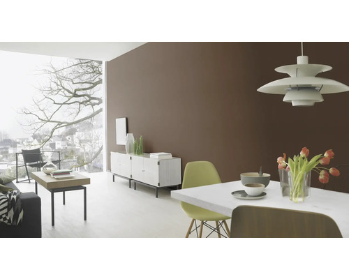 Woonkamer met eettafel, stoelen, dressoir en groot raam