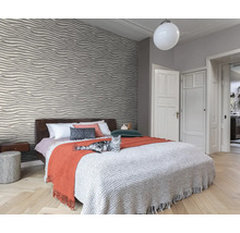 Moderne slaapkamer met patroonbehang, bed en kat