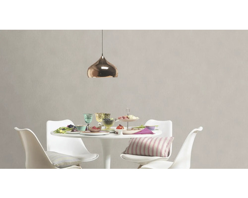 Eettafel met stoelen, servies en hanglamp