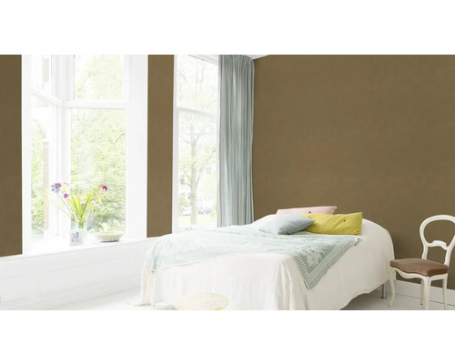 Slaapkamer met bruine muur, bed en raam