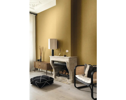 Woonkamer met patroonbehang, open haard en zitplaatsen