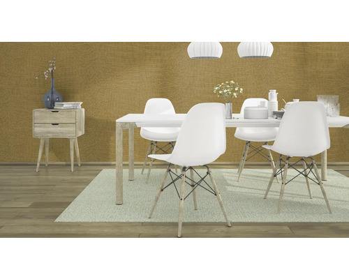 Eetkamer met eettafel, stoelen, commode en decoratie tegen een gempatroneerde wand