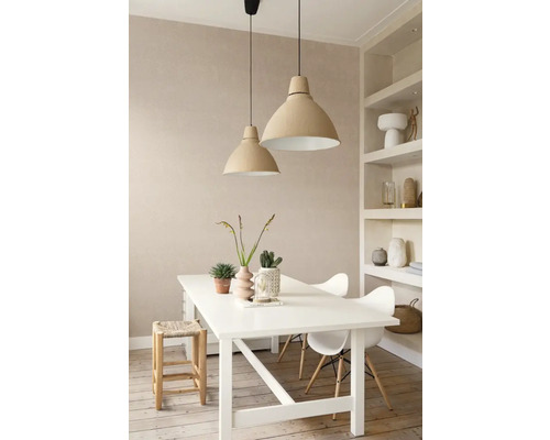 Eetkamer met eettafel, stoelen, barkruk en twee hanglampen