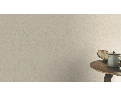 Muur met reliëfachtig behang en tafel met decoratie