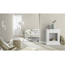 Woonkamer met patroonbehang, open haard, bank en decoratieve elementen voor een stijlvolle woonsfeer