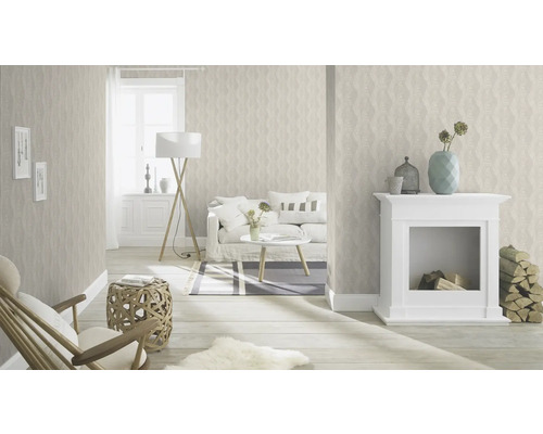 Woonkamer met patroonbehang, open haard, bank en decoratieve elementen voor een stijlvolle woonsfeer