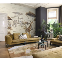 Woonkamer met een fotobehang met Afrikaanse dieren, een bank, salontafels en een vloerkleed
