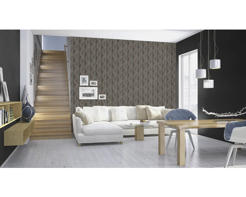 Woonkamer met bank, eettafel en trap