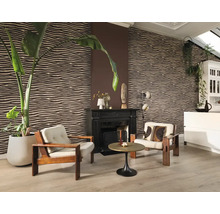 Woonkamer met behang in zebra-look, fauteuils, salontafel en kamerplant