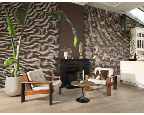 Woonkamer met behang in zebra-look, fauteuils, salontafel en kamerplant