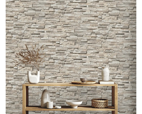 Woonkamer met wand in steenlook en decoratie op een houten plank