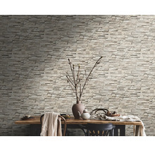 Kamerweergave met steenbehang en eettafel met decoratie