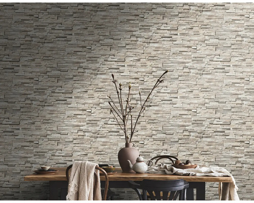 Kamerweergave met steenbehang en eettafel met decoratie