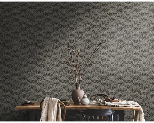 Decoratieve eetkamer met patroonbehang en houten tafel