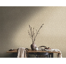 Close-up van een muur met een patroonbehang boven een eettafel met servies en decoraties.