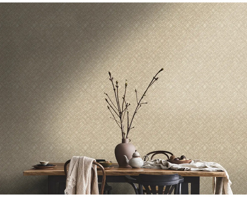 Close-up van een muur met een patroonbehang boven een eettafel met servies en decoraties.