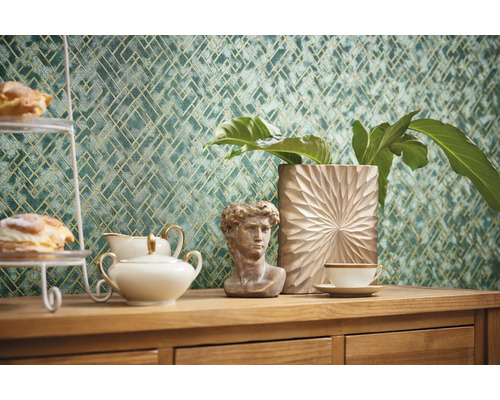 Decoratieve scène met behang, vaas, buste en servies op een houten kast