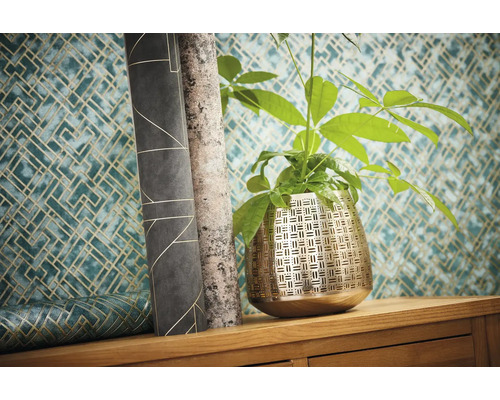 Scene met kamerplant in een metalen pot en behangrollen met geometrische patronen