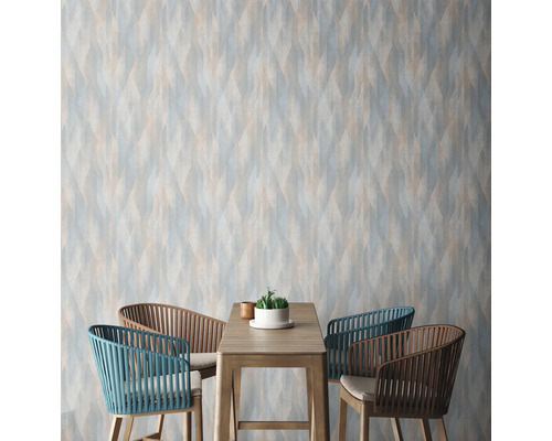 Kamerweergave met patroonbehang, tafel en stoelen.