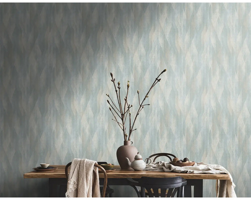 Eetkamer met eettafel en behang met patroon