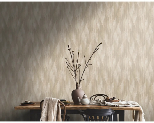 Een eetkamer met een houten tafel, gedekte tafel en een patroonbehang