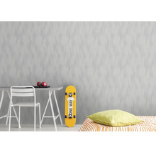 Kamer met patroonbehang, tafel, stoel, skateboard en bed