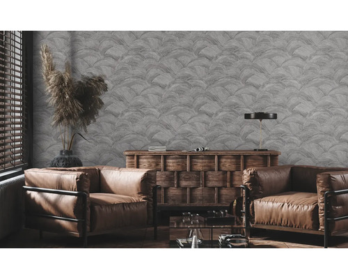 Woonkamer met bruine leren fauteuils en behang met patroon