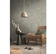 Gezellig interieur met rotan stoel, bijzettafel, lamp en patroonbehang