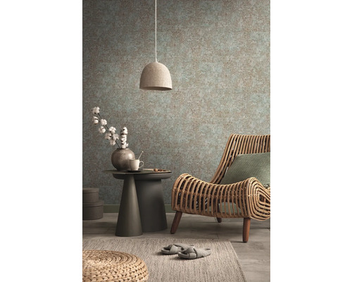 Gezellig interieur met rotan stoel, bijzettafel, lamp en patroonbehang