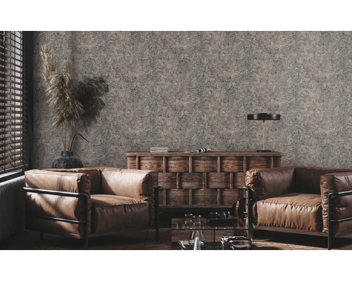 Woonkamer met bruine lederen fauteuils, houten commode en decoratief behang