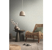 Interieur met rotan stoel, bijzettafel en hanglamp