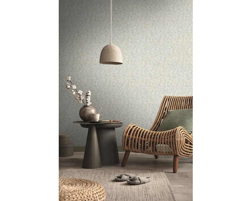 Interieur met rotan stoel, bijzettafel en hanglamp