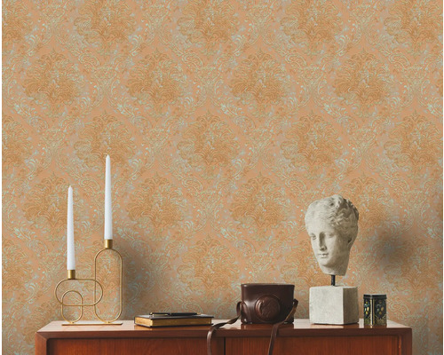 Woonkamer met klassiek patroonbehang, versierd met kaarsen en decoraties op een dressoir