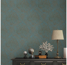 Decoratief behang met een ornamentaal patroon in een woonkamer
