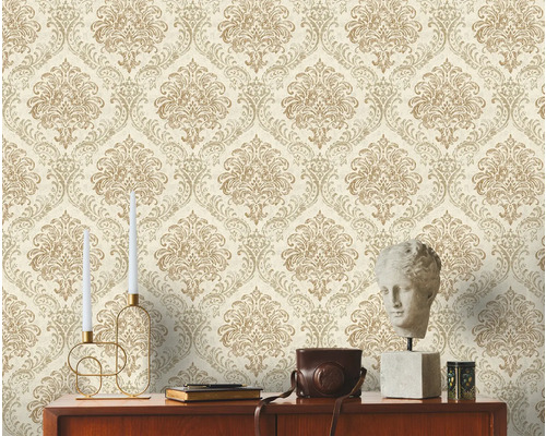 Decoratieve kamer met patroonbehang in bloemendesign