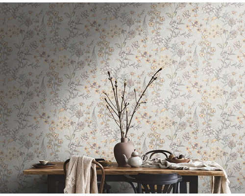 Decoratieve woonkamer met bloemenbehang en houten tafel