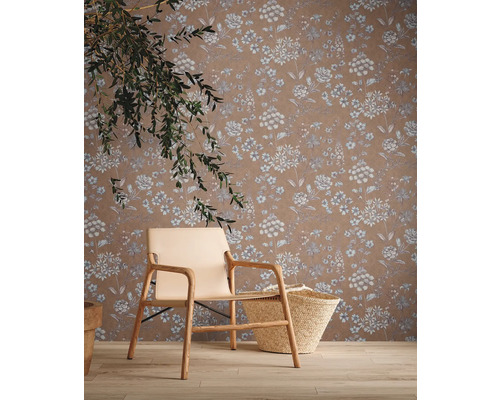 Woonkamer met bloemenbehang, fauteuil en mand