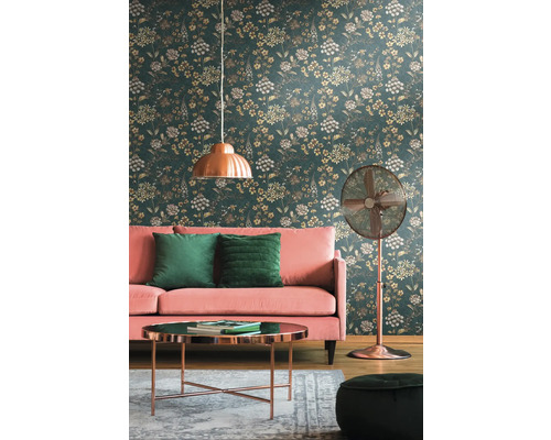 Woonkamer met bloemenbehang, bank, tafel, staande lamp en decoratie